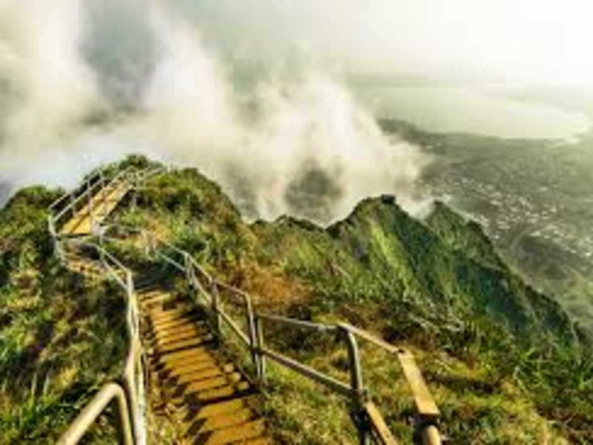 Stairway To Heaven Hike in Hawaii: Epic Haiku Stairs Adventure